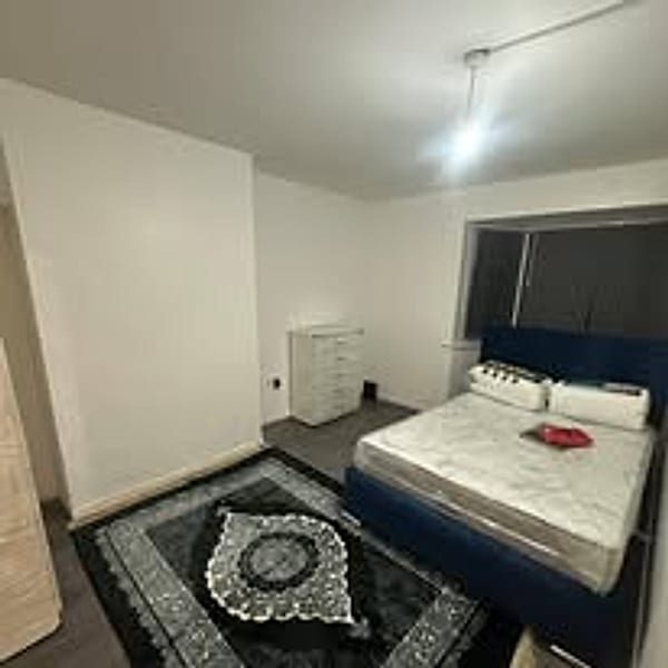 Comfortable double room with rug and storage